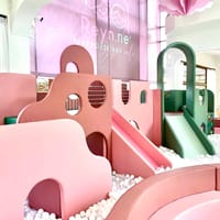Reyn.ne' Playhouse and Cafe